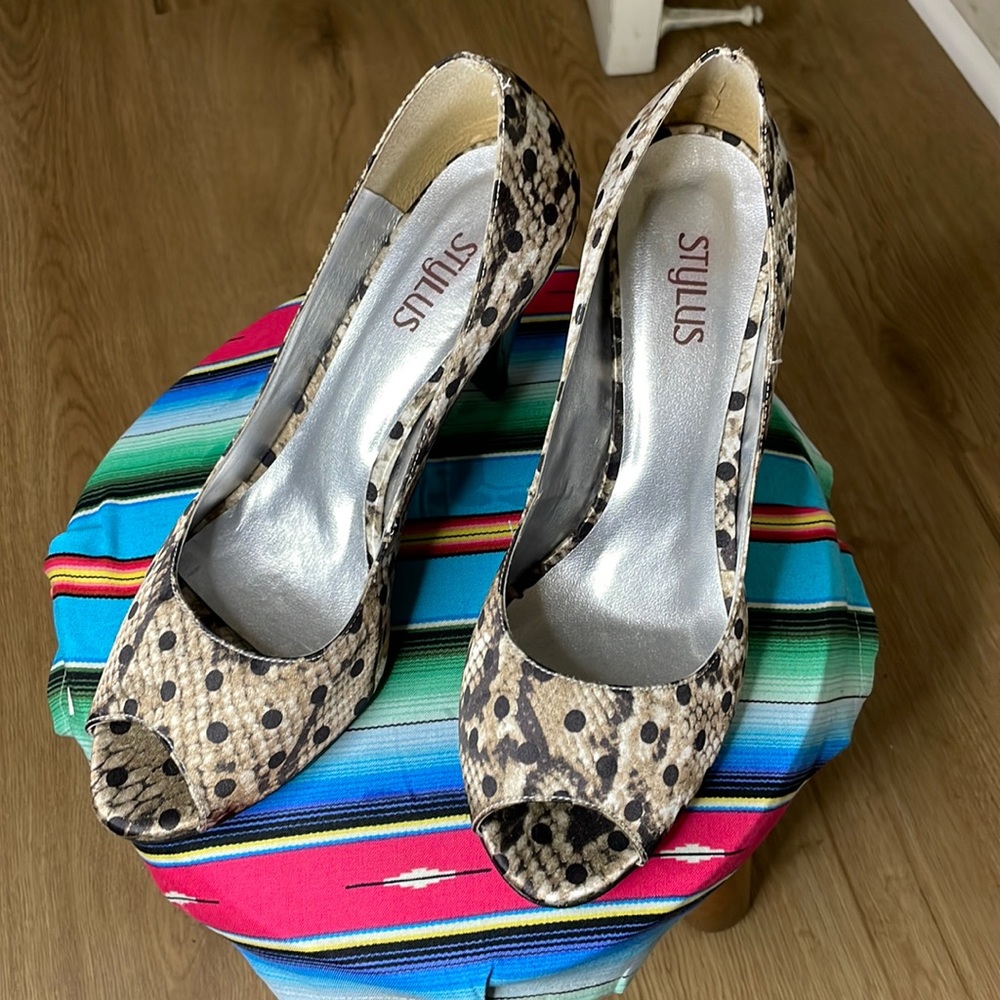 Satin snake print pumps